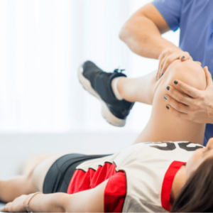 · Conocer los mecanismos lesionales (causas) por los que se lesiona el deportista. · Diagnosticar los diferentes tipos de lesiones deportivas. · Aplicar recursos (técnicas) efectivos para la rehabilitación del deportista. · Implementar el proceso de curación con la readaptación deportiva. · Establecer un triada educacional para el deportista.